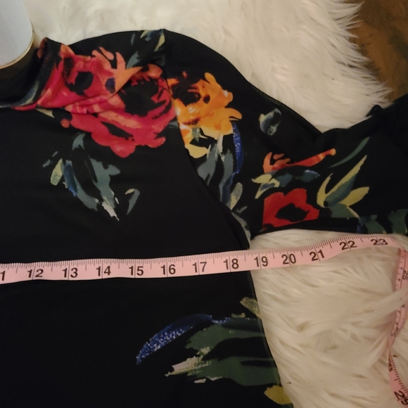 SOLD 🖤Classy floral top!🖤 - Picture 6 of 6